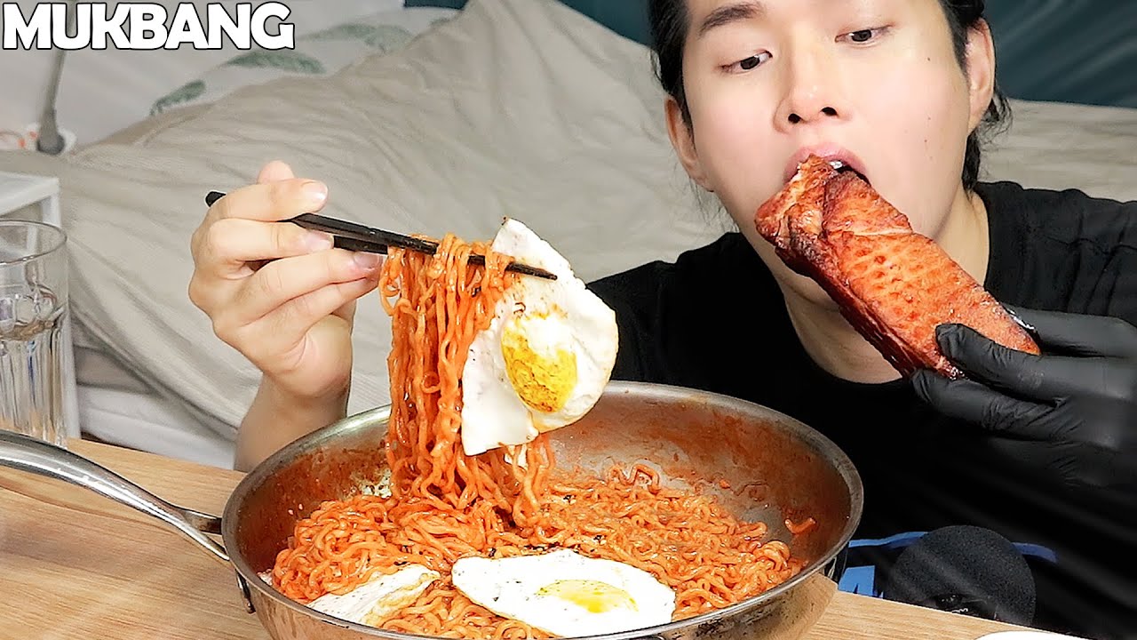SPICY FIRE NOODLES & PORK BELLY MUKBANG 불닭볶음면 통삼겹살 辛いラーメン プルダックポックンミョン ăn mì cay nhất EATING SOUNDS