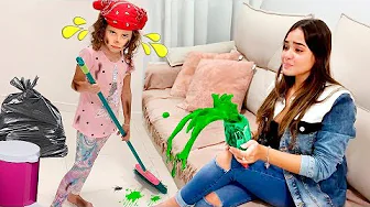 Valentina brinca de limpar a casa
